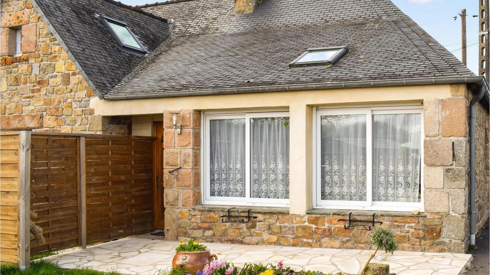 Cozy Home In Quemperven With Wifi